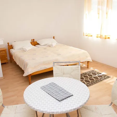 Πανσιόν Sokratovi 3*